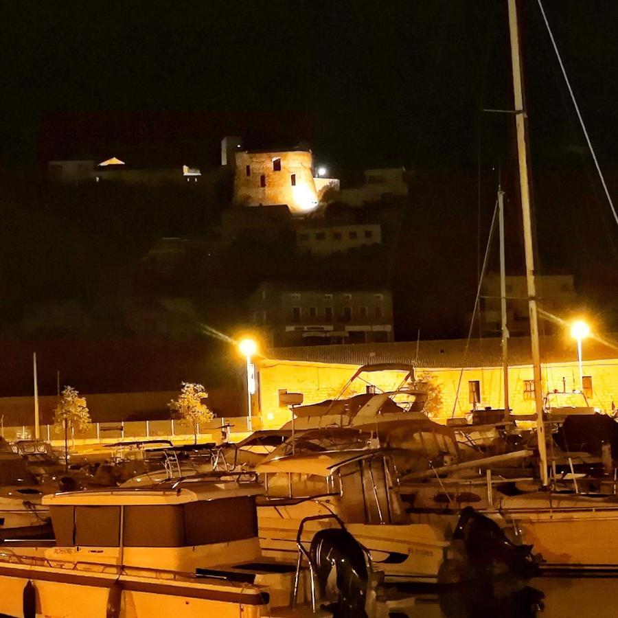 stlocavoile Seuls à bord au port Porto-Vecchio (Corsica) Extérieur photo